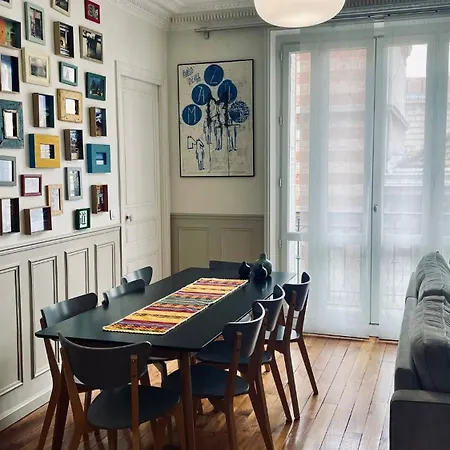 Stylish Parisian Montmartre 2br Paris